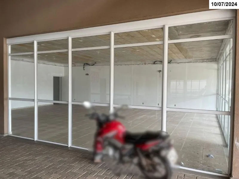Comercial em leilão