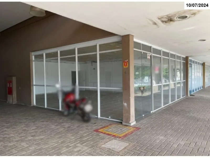 Comercial em leilão