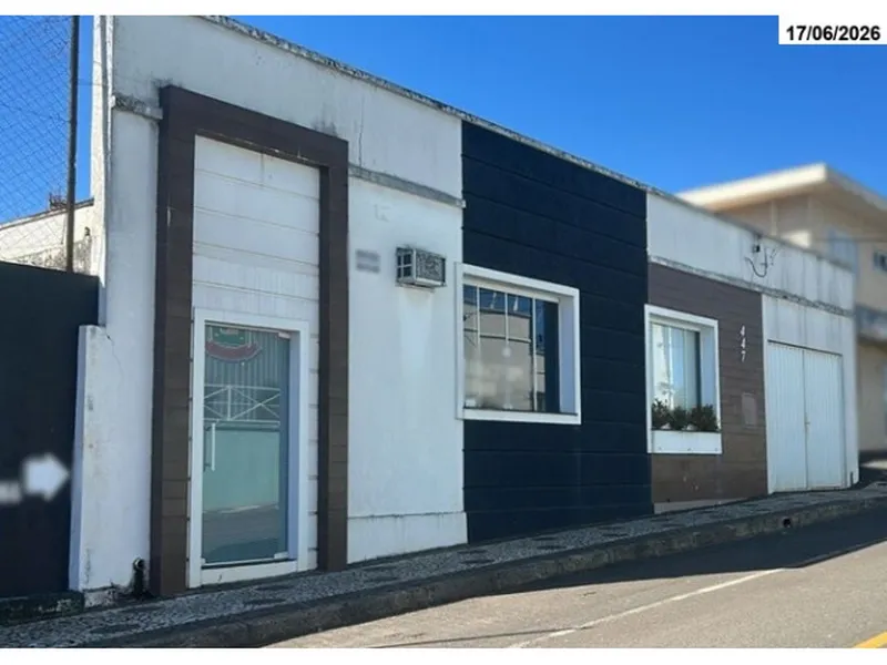 Comercial em leilão