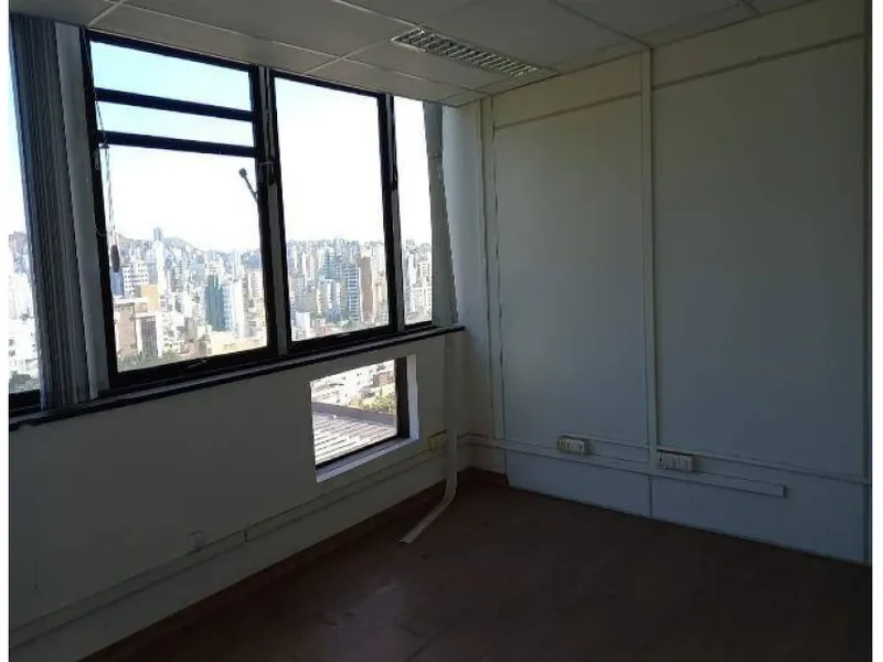 Comercial em leilão