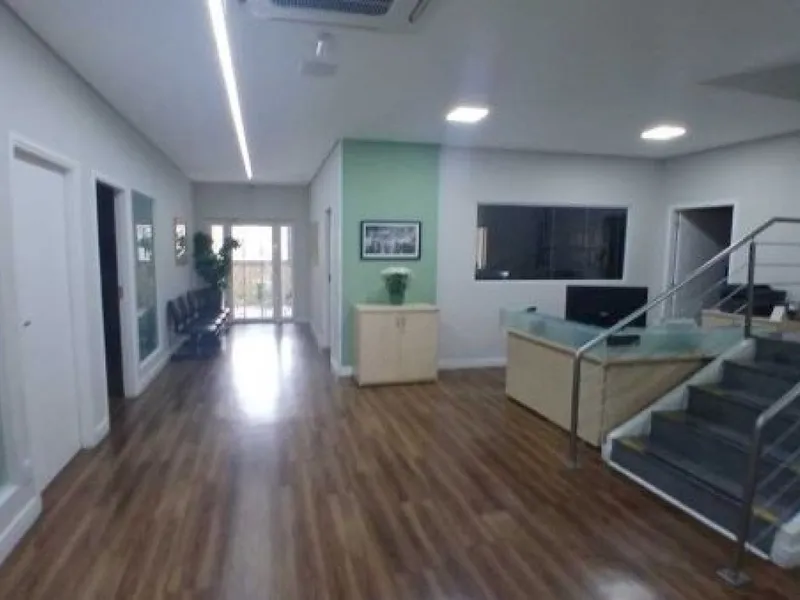 Comercial em leilão