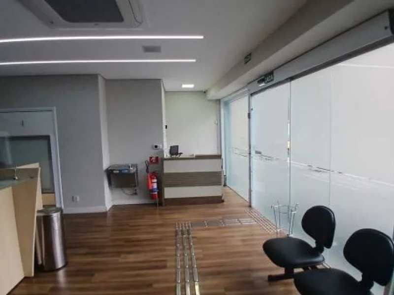Comercial em leilão