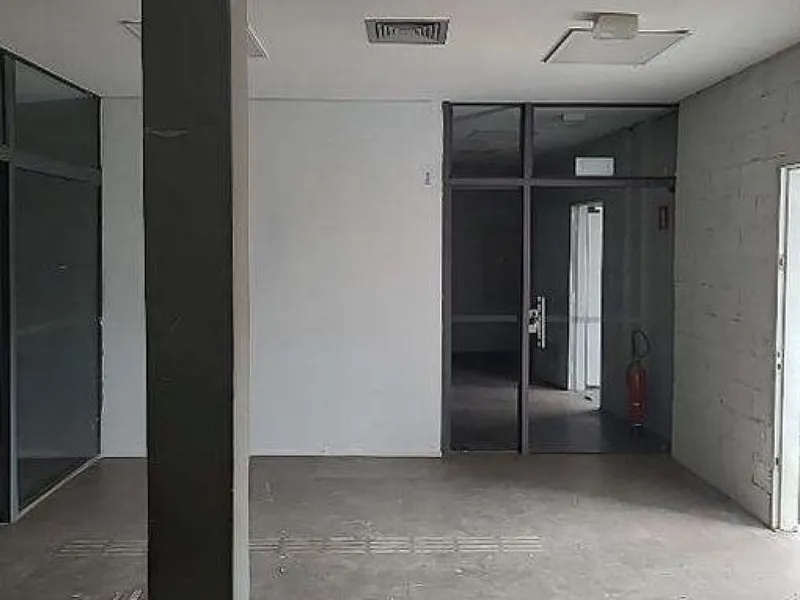 Comercial em leilão