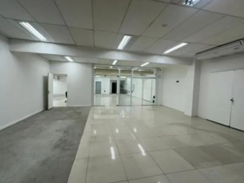 Comercial em leilão