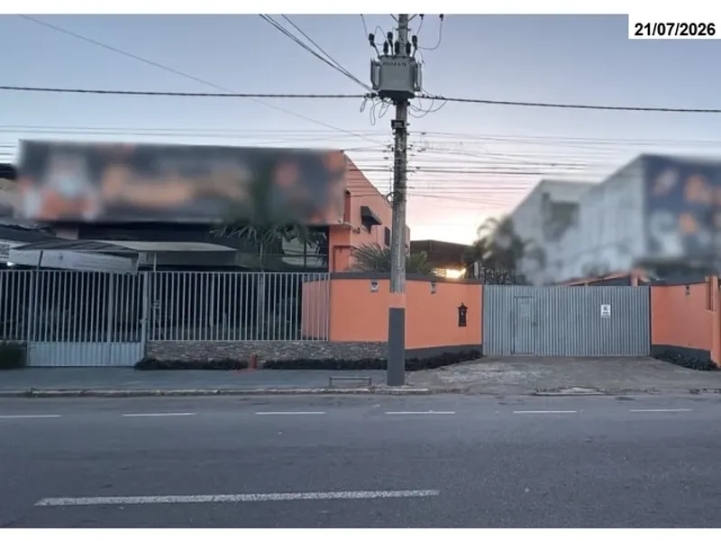 Comercial em leilão