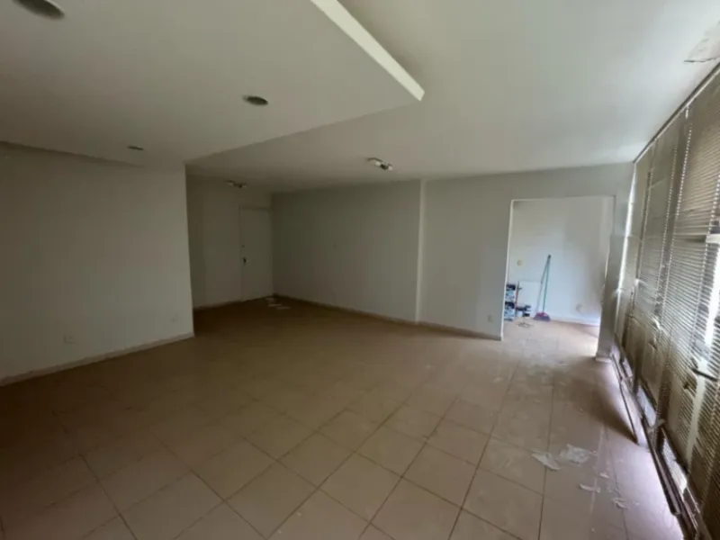 Comercial em leilão