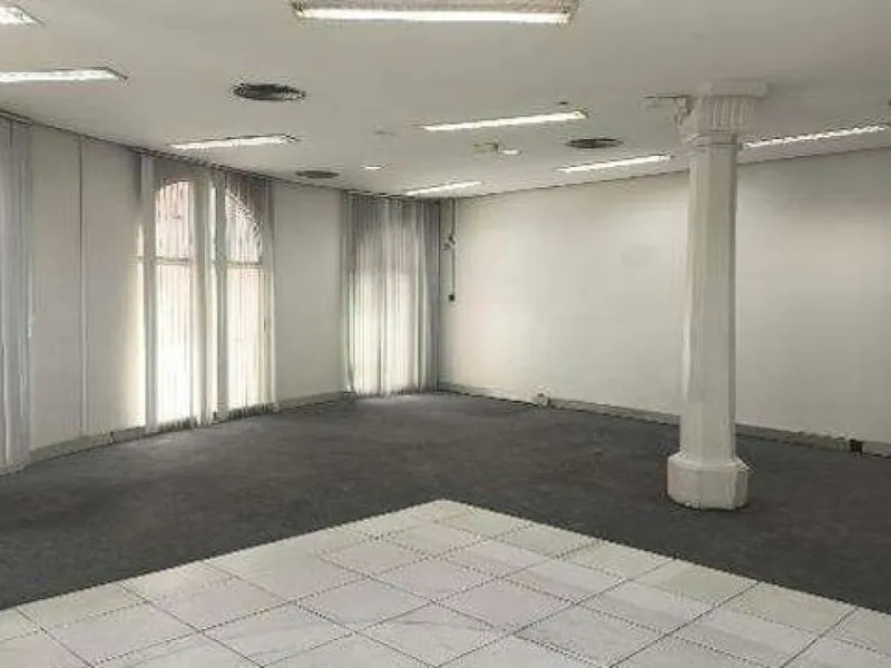 Comercial em leilão