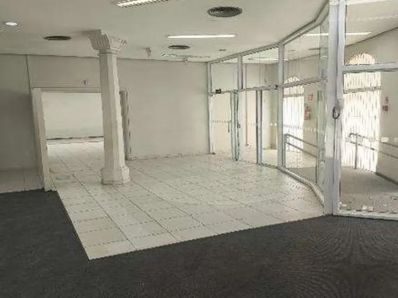 Comercial em leilão