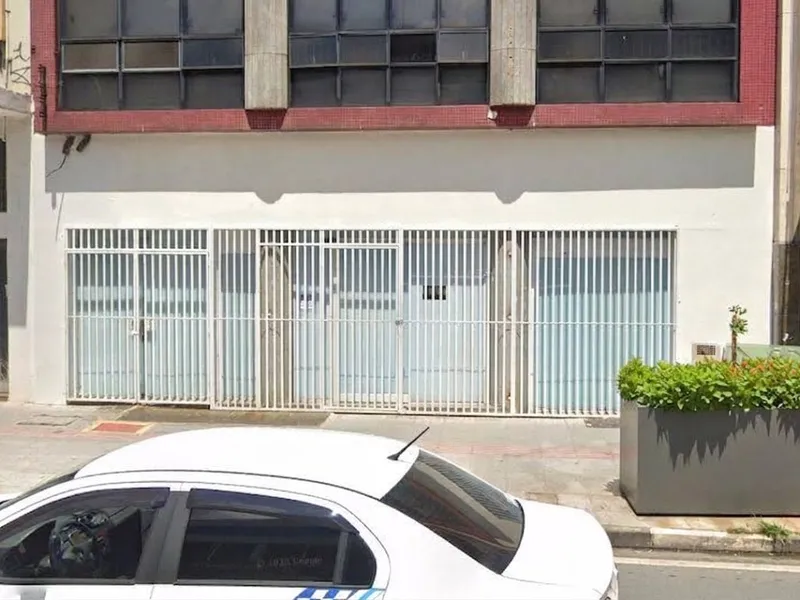 Comercial em leilão