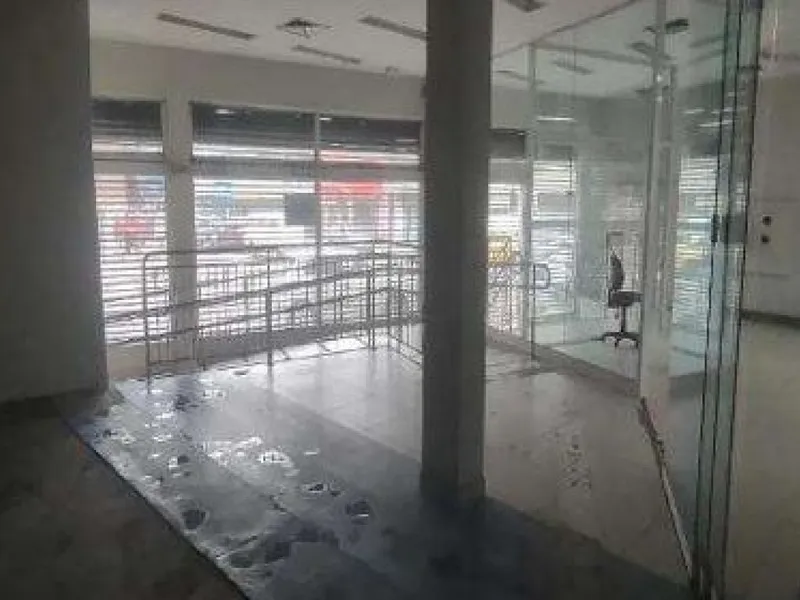 Comercial em leilão