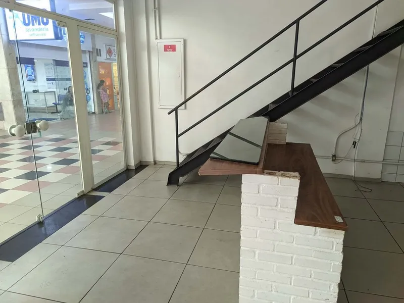 Comercial em leilão