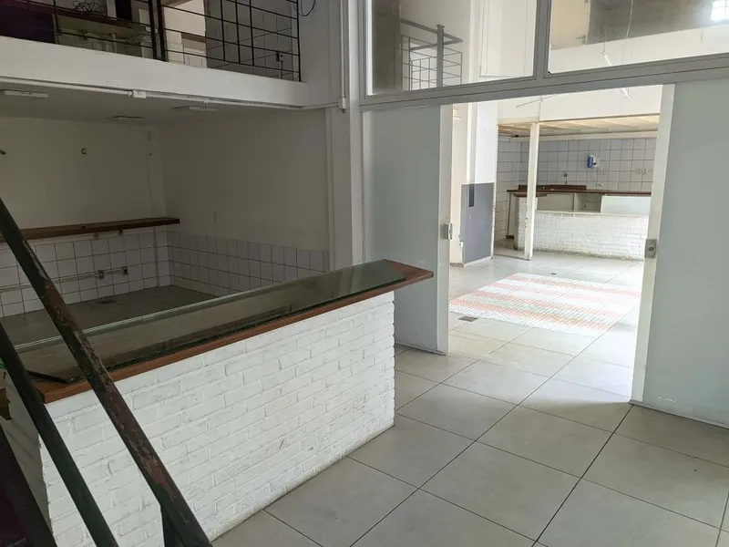 Comercial em leilão
