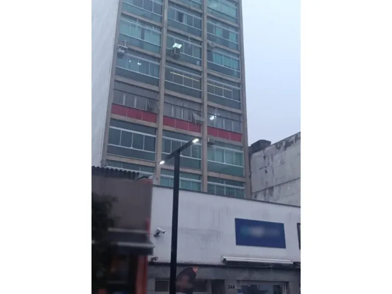 Comercial em leilão