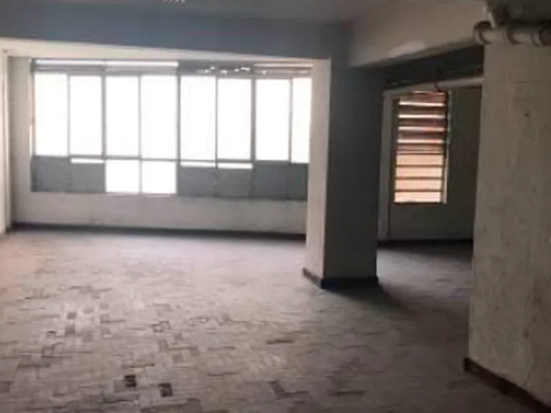 Comercial em leilão