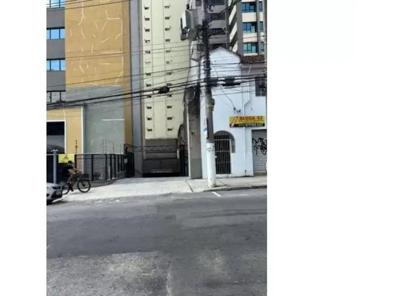 Comercial em leilão