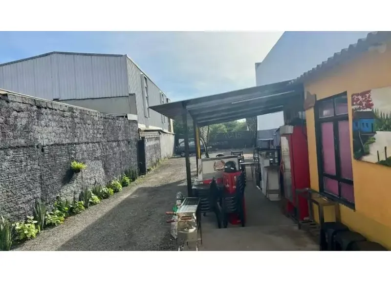 Comercial em leilão