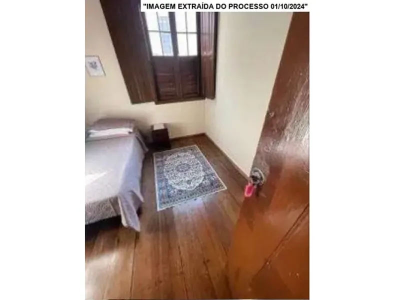 Comercial em leilão