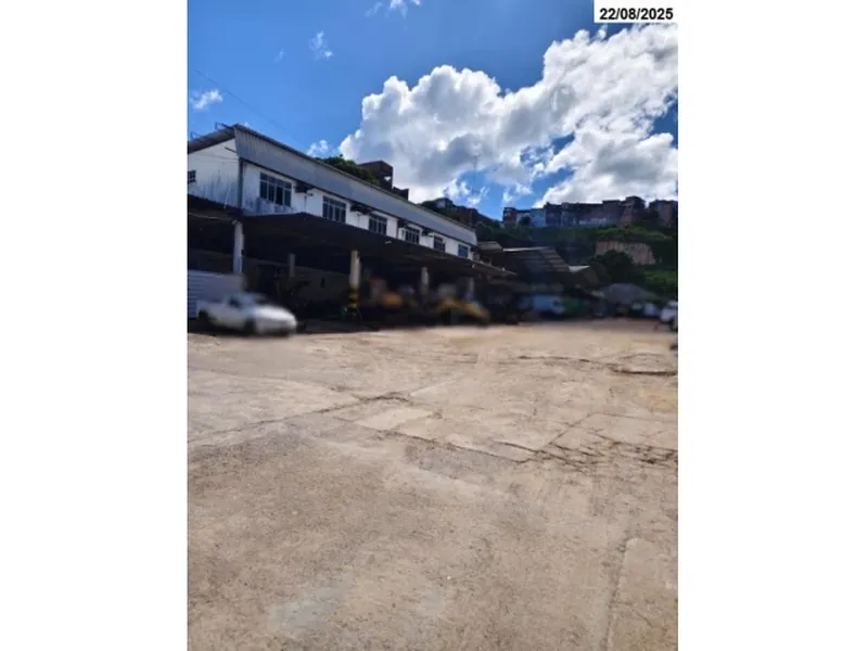 Comercial em leilão