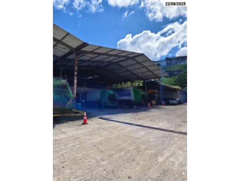Comercial em leilão