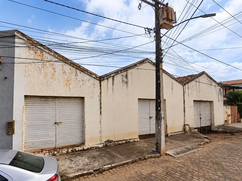 Comercial em leilão
