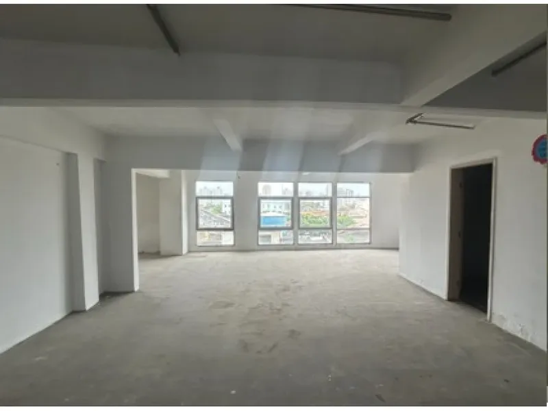 Comercial em leilão
